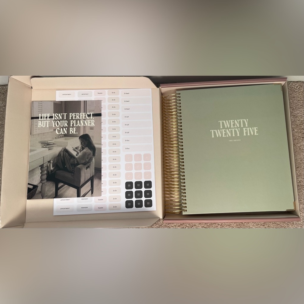 BRAND NEW original The Dailee 2025 College Planner in Matcha.